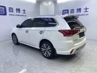 Mitsubishi Outlander 2022 — фото 6 из 23