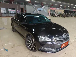 Skoda Superb 2023 — фото 2 из 7