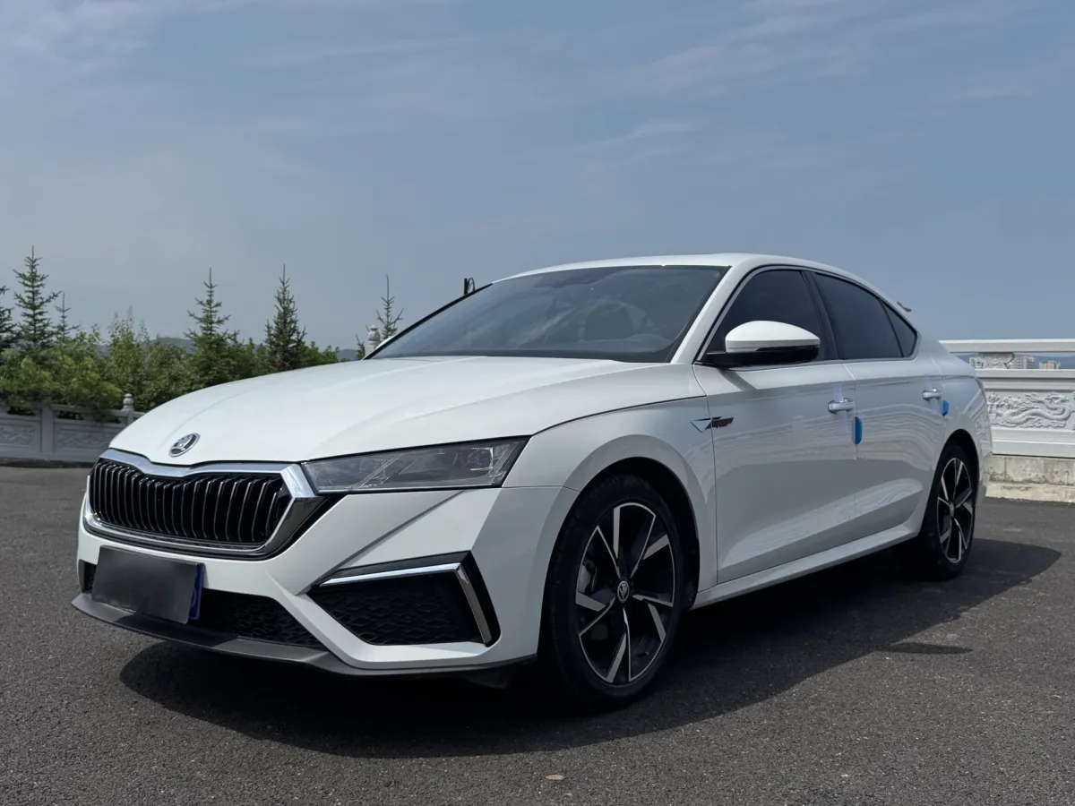 Skoda Octavia 2023 — фото 1 из 27