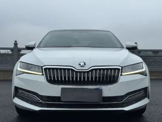 Skoda Superb 2023 — фото 2 из 58