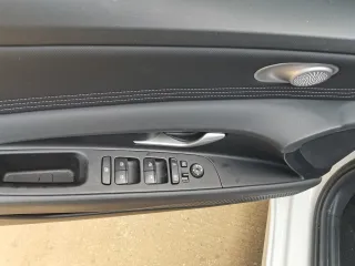 Hyundai Elantra 2023 — фото 8 из 17