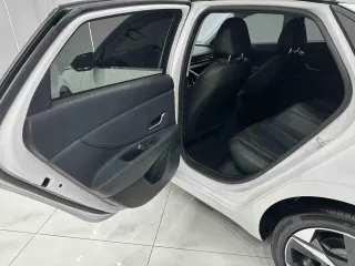 Hyundai Elantra 2023 — фото 9 из 15