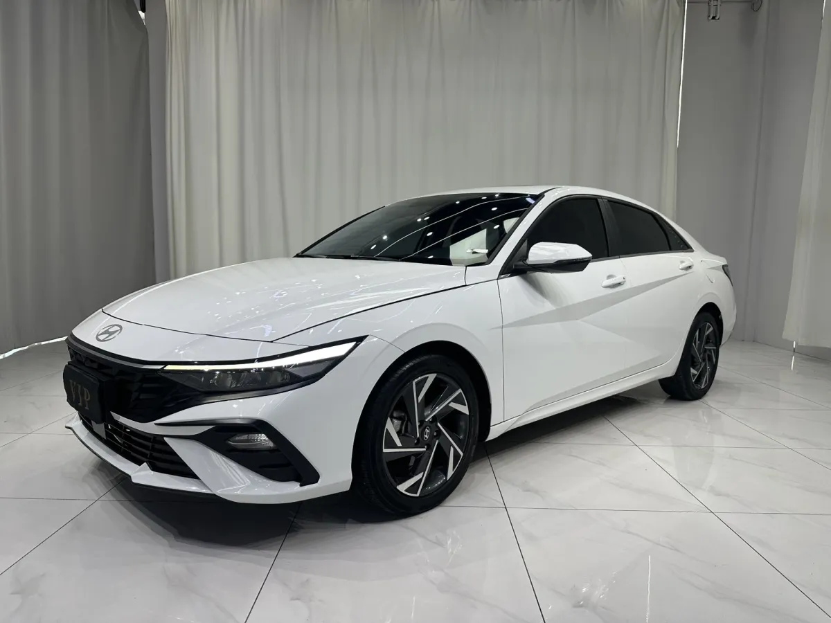Hyundai Elantra 2023 — фото 1 из 28