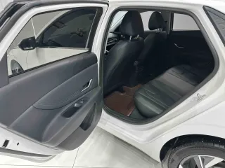 Hyundai Elantra 2023 — фото 5 из 13