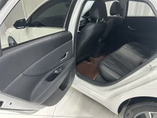 Hyundai Elantra 2023 — фото 16 из 28