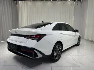 Hyundai Elantra 2023 — фото 4 из 28