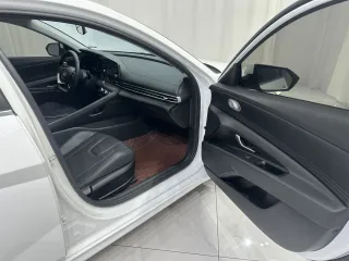 Hyundai Elantra 2023 — фото 19 из 28