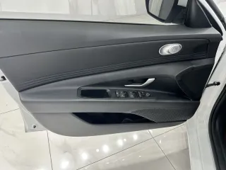 Hyundai Elantra 2023 — фото 8 из 28