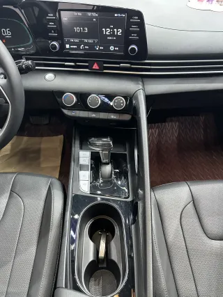 Hyundai Elantra 2023 — фото 12 из 28
