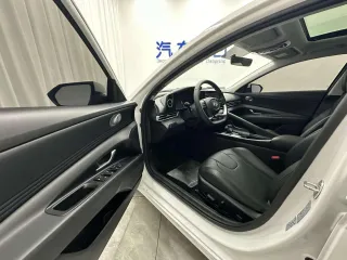 Hyundai Elantra 2023 — фото 7 из 24
