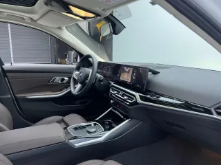 BMW 3-Series 2023 — фото 11 из 14