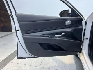 Hyundai Elantra 2023 — фото 10 из 17