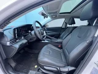 Hyundai Elantra 2023 — фото 11 из 17