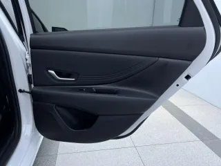 Hyundai Elantra 2023 — фото 12 из 17