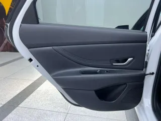 Hyundai Elantra 2023 — фото 15 из 17
