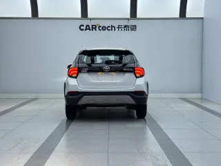 Toyota Yaris L 2023 — фото 8 из 24