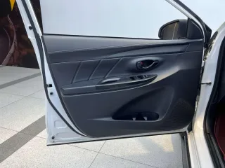 Toyota Yaris L 2023 — фото 15 из 24