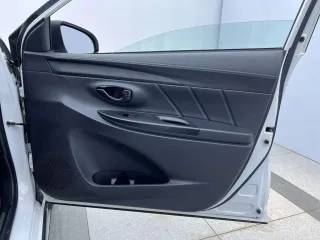 Toyota Yaris L 2023 — фото 22 из 24