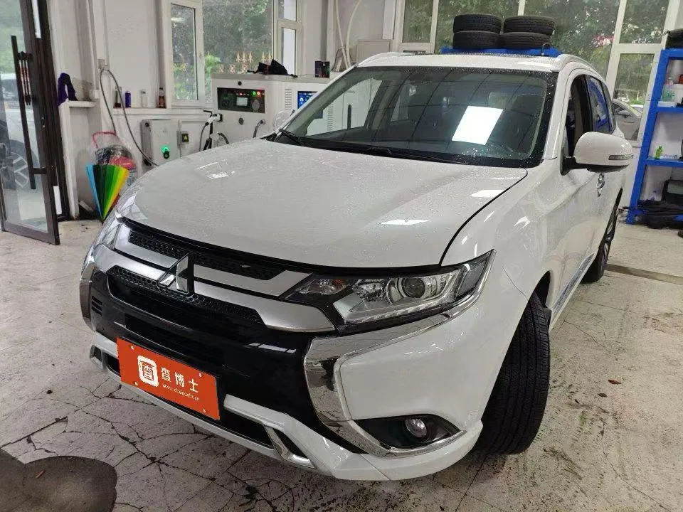 Mitsubishi Outlander 2022 — фото 1 из 8