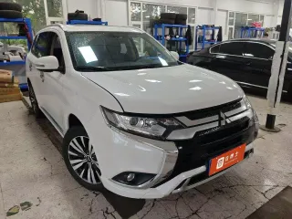 Mitsubishi Outlander 2022 — фото 8 из 8