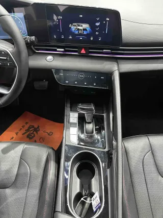 Hyundai Elantra 2022 — фото 8 из 12