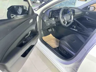 Hyundai Elantra 2023 — фото 4 из 12
