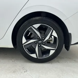 Hyundai Elantra 2023 — фото 17 из 25
