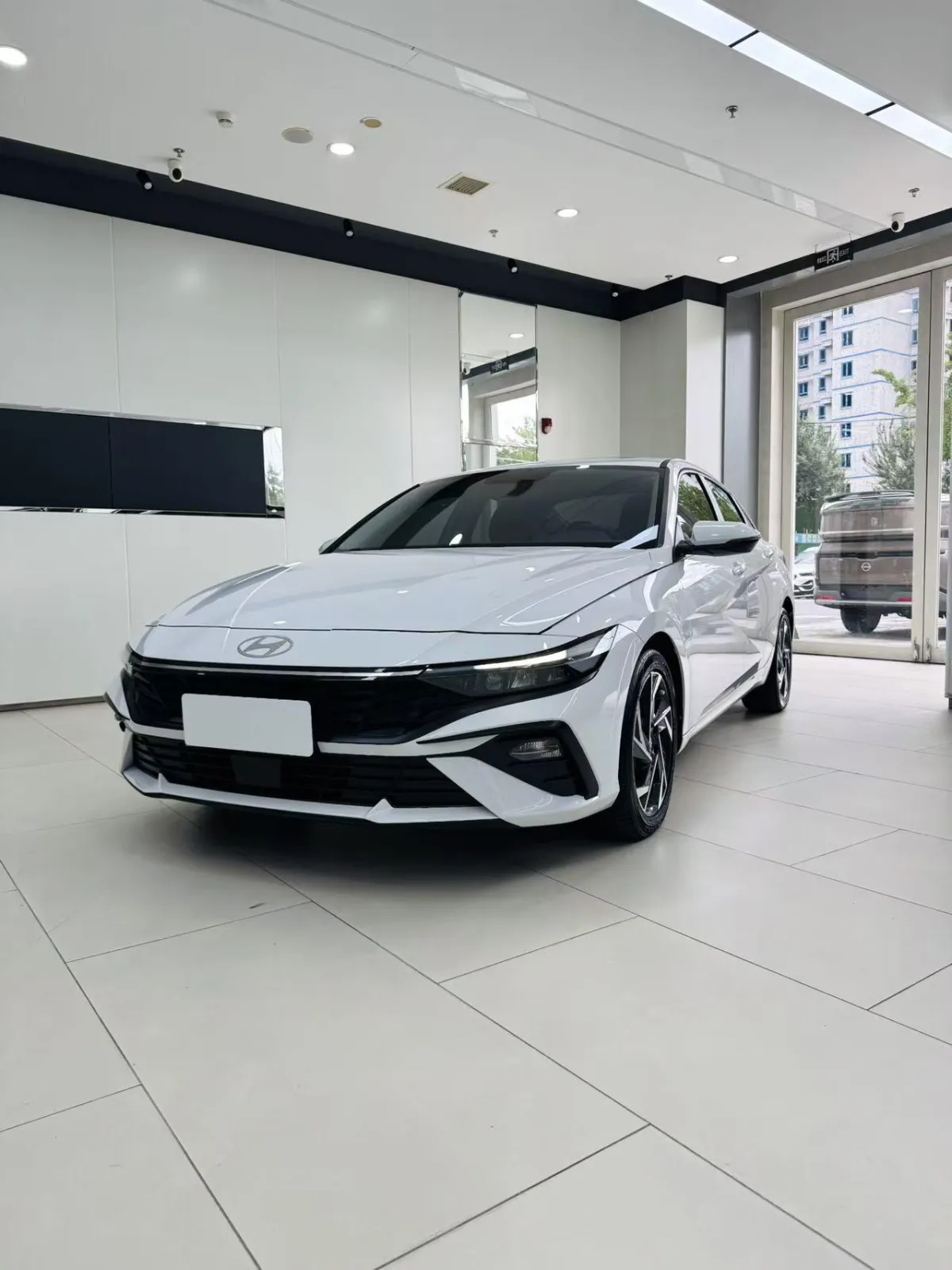 Hyundai Elantra 2023 — фото 1 из 20
