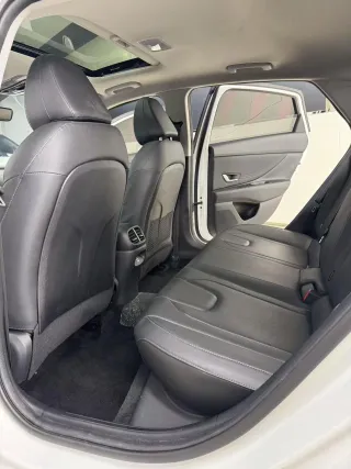 Hyundai Elantra 2023 — фото 10 из 20