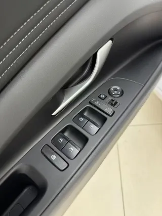 Hyundai Elantra 2023 — фото 11 из 20