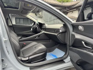 Hyundai Elantra 2023 — фото 10 из 26