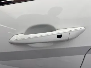 Hyundai Elantra 2023 — фото 12 из 26