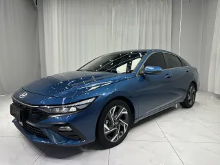 Hyundai Elantra 2023 — фото автомобиля из Китая