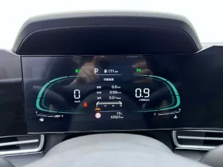 Hyundai Elantra 2023 — фото 10 из 28
