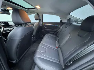 Hyundai Elantra 2023 — фото 12 из 28