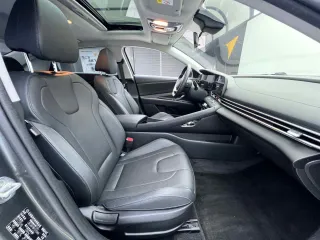 Hyundai Elantra 2023 — фото 16 из 28