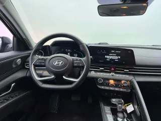 Hyundai Elantra 2023 — фото 20 из 28