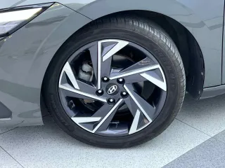 Hyundai Elantra 2023 — фото 25 из 28