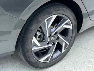 Hyundai Elantra 2023 — фото 27 из 28