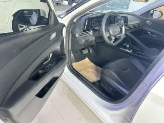 Hyundai Elantra 2023 — фото 7 из 25