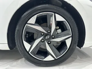 Hyundai Elantra 2023 — фото 20 из 25