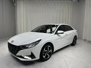 Hyundai Elantra 2023 — фото автомобиля из Китая