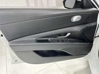 Hyundai Elantra 2023 — фото 8 из 25