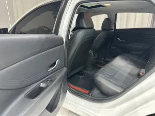 Hyundai Elantra 2023 — фото 16 из 25