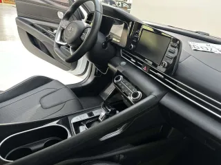Hyundai Elantra 2022 — фото 19 из 33