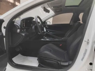 Hyundai Elantra 2023 — фото 16 из 28