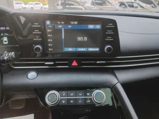 Hyundai Elantra 2023 — фото 18 из 28
