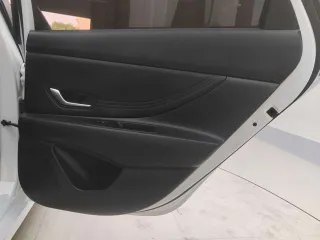 Hyundai Elantra 2023 — фото 25 из 28