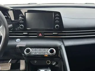 Hyundai Elantra 2023 — фото 10 из 33
