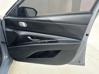 Hyundai Elantra 2023 — фото 14 из 33